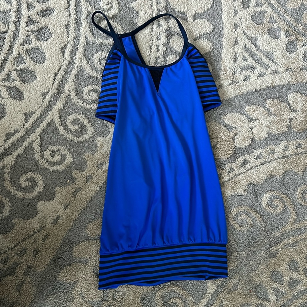 women’s nike athletic top with removable padding